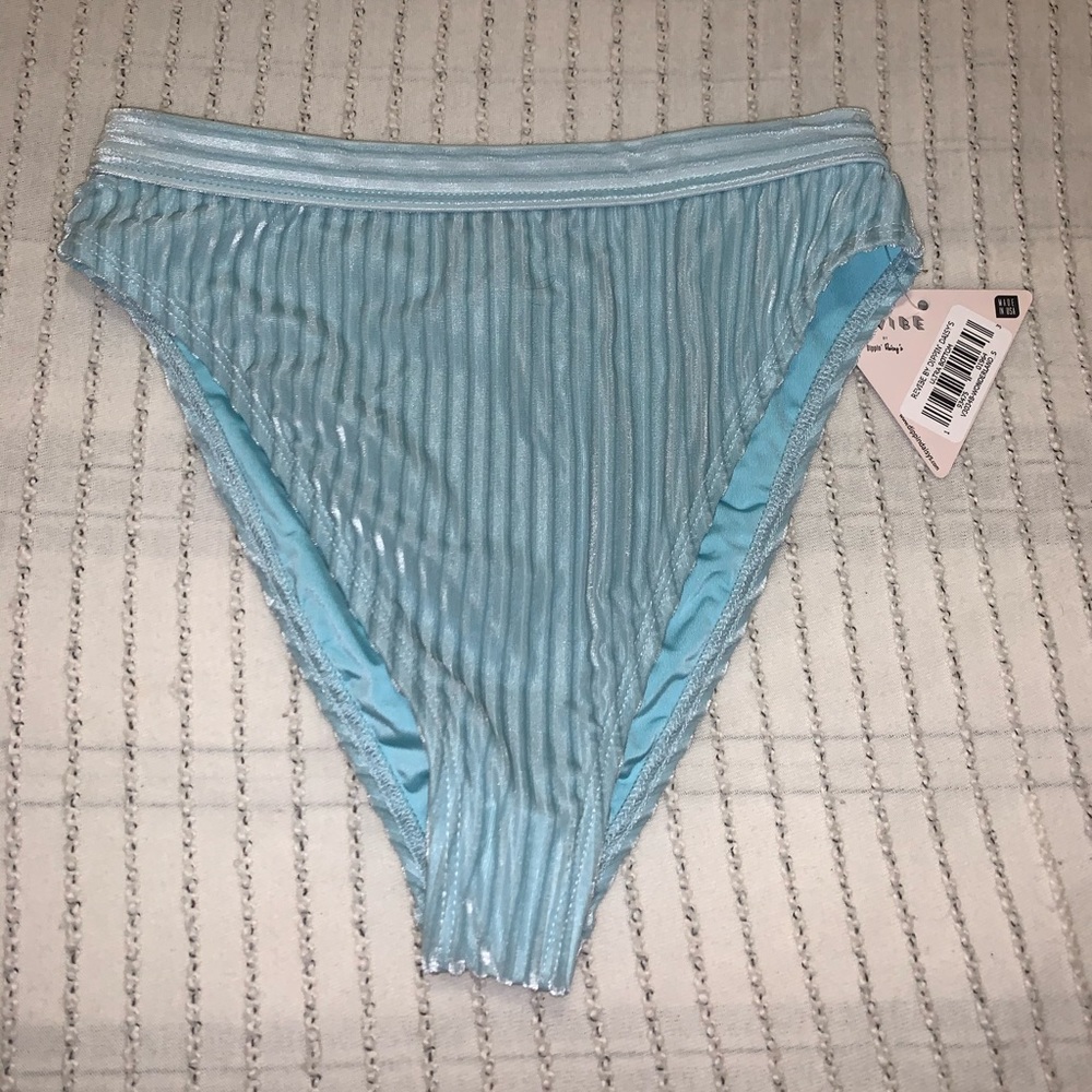 Dippin’ Daisy’s revibe festival bottom